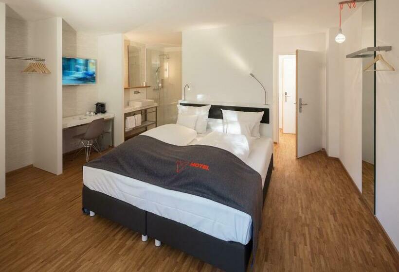 סוויטת ג'וניור, V