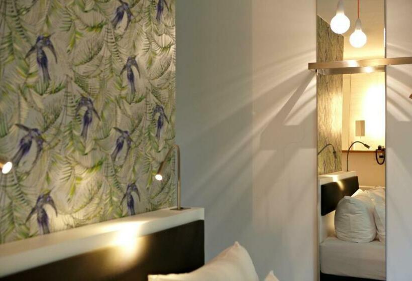 סוויטת ג'וניור, V