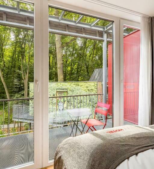 חדר פרמיום, V