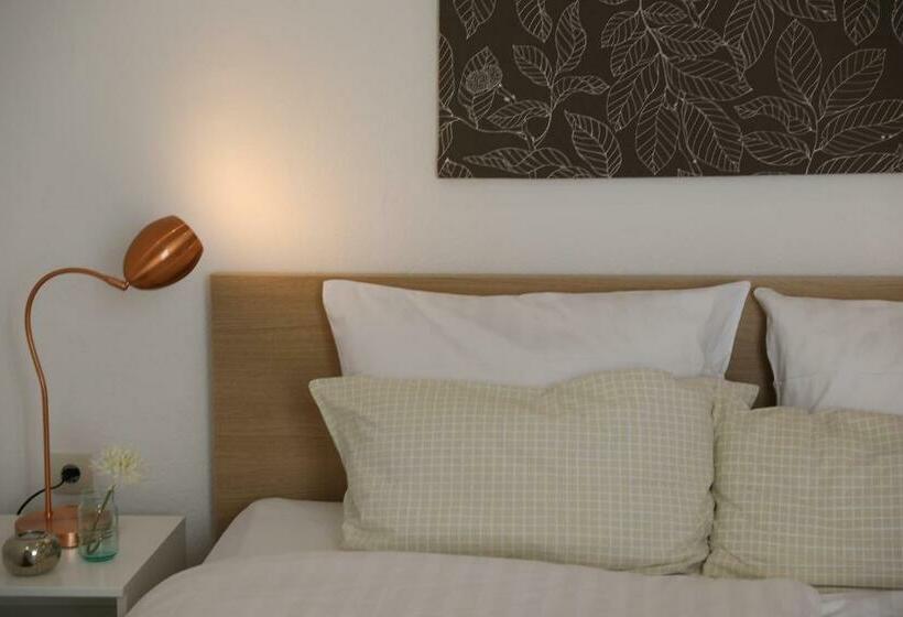 스탠다드 트리플 룸, Weinlaube