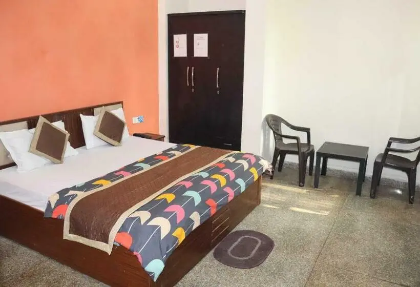 Classic Kolmen Hengen Huone, Oyo  Dahleez