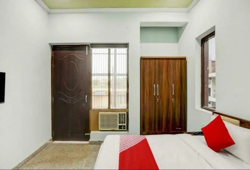Classic Kolmen Hengen Huone, Oyo  Dahleez