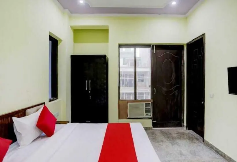 Classic Kolmen Hengen Huone, Oyo  Dahleez