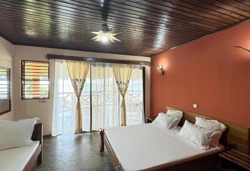 اتاق استاندارد سه تخته با بالکن, Veronika Resort Nosy Komba