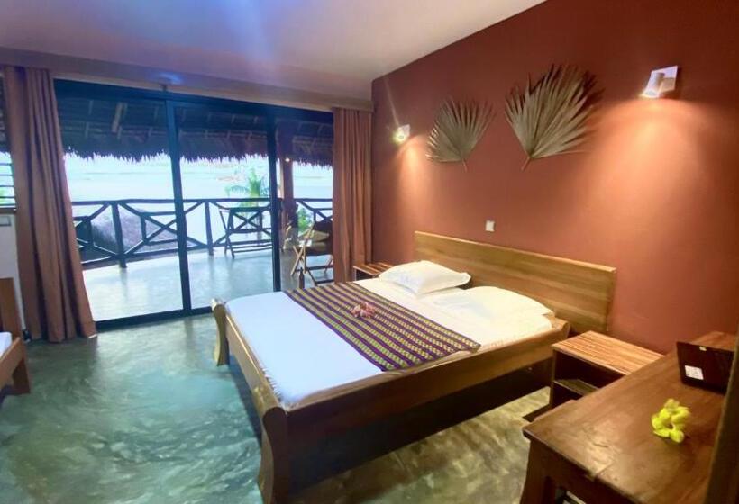 اتاق استاندارد سه تخته با بالکن, Veronika Resort Nosy Komba