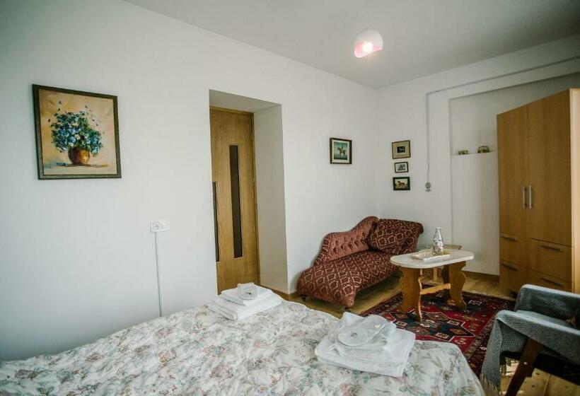 اتاق کلاسیک سه تخته, Chateau Dzveli Gavazi