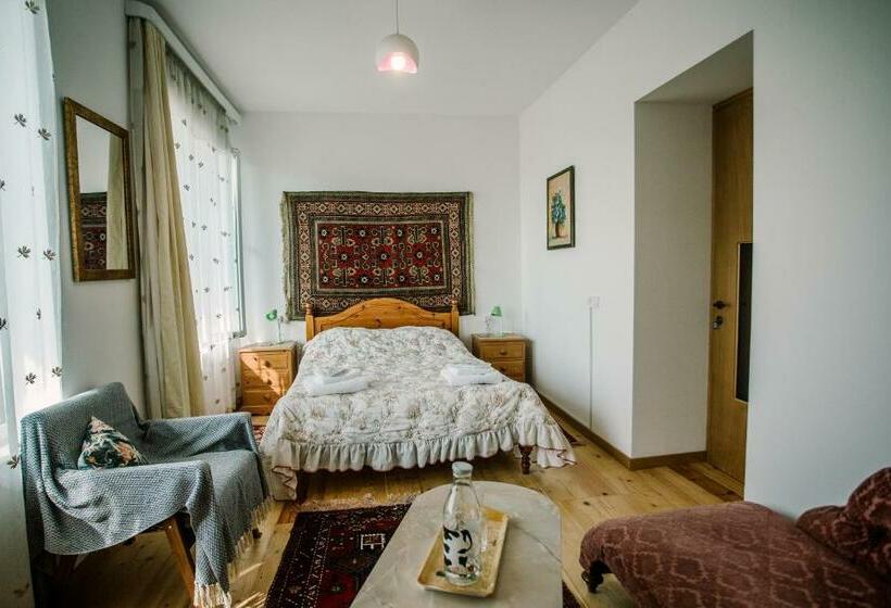 اتاق کلاسیک سه تخته, Chateau Dzveli Gavazi