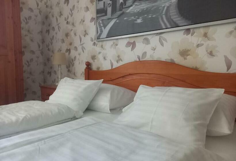 غرفة قياسية رباعية, Európa Panzió