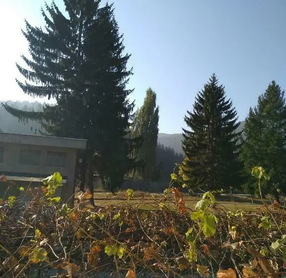 Standard Kolmen Hengen Huone, стаи за гости върбани