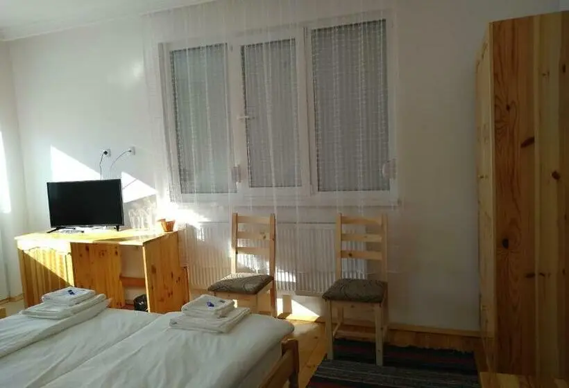 Standard Kolmen Hengen Huone, стаи за гости върбани