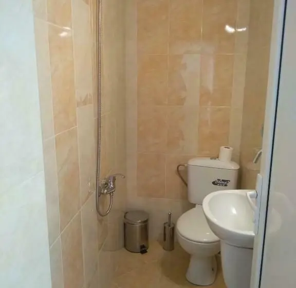 Standard Kolmen Hengen Huone, стаи за гости върбани