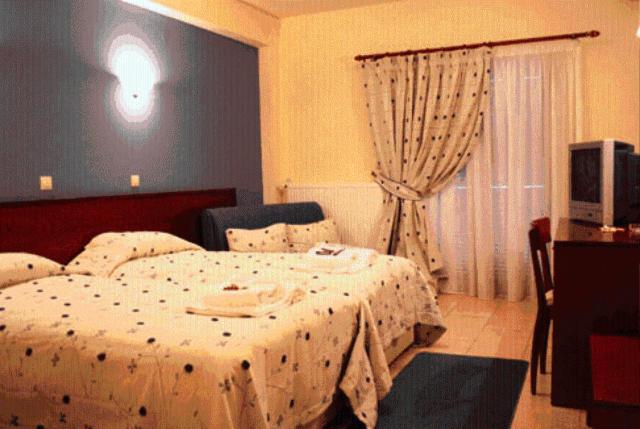 חדר סטנדרט לשלושה, Asteras