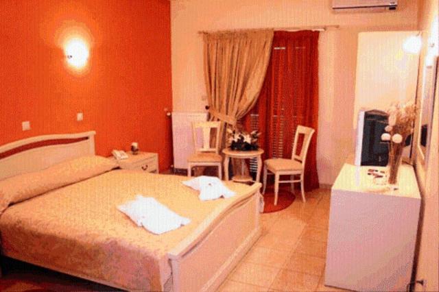 חדר משפחתי, Asteras