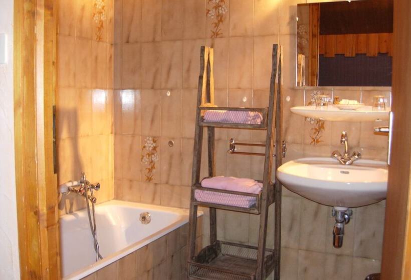 חדר משפחתי, Au Bois De Lune