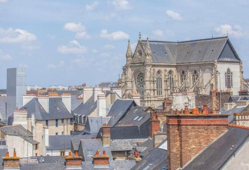 غرفة قياسية ثلاثية, Des Lices