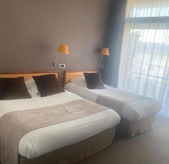 غرفة قياسية ثلاثية, Des Lices