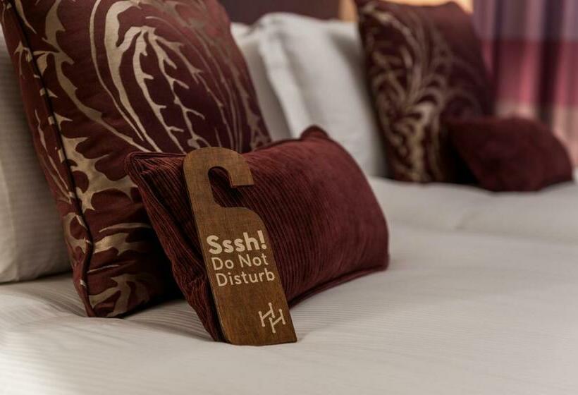 غرفة قياسية, Halifax Hall