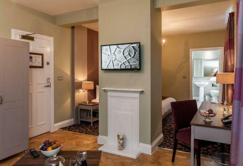 غرفة تنفيذية, Halifax Hall