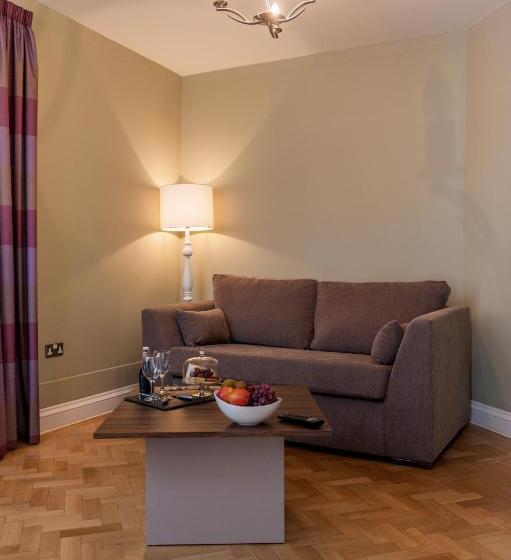 غرفة تنفيذية, Halifax Hall