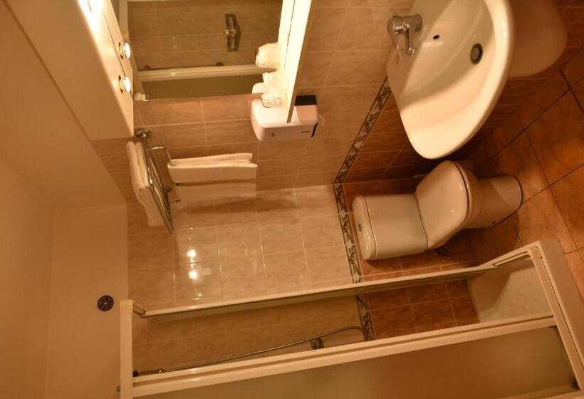 חדר סטנדרט לשלושה, Hôtel Le Claridge