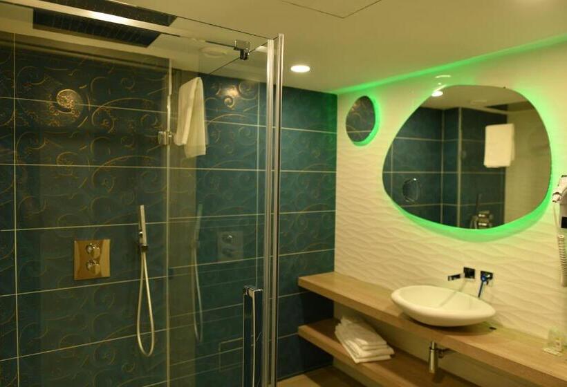 Семейный Номер, Hôtel Le Claridge