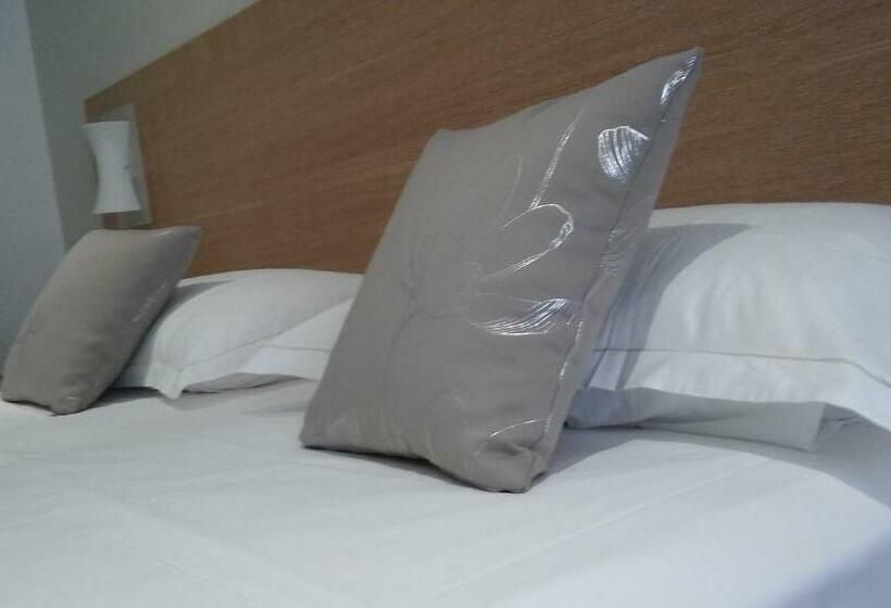 اتاق استاندارد با بالکن, Le Rocher