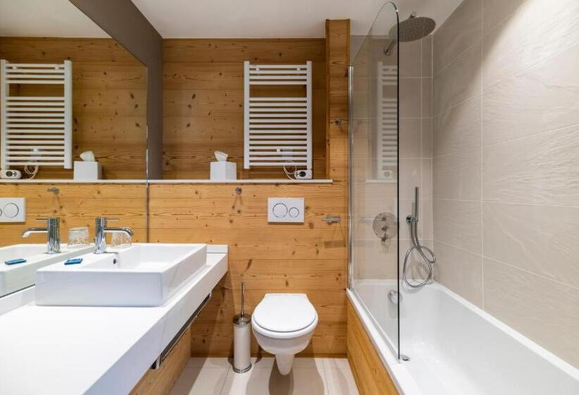 Classic room with balcony, Le Chalet Blanc Hôtel & Spa