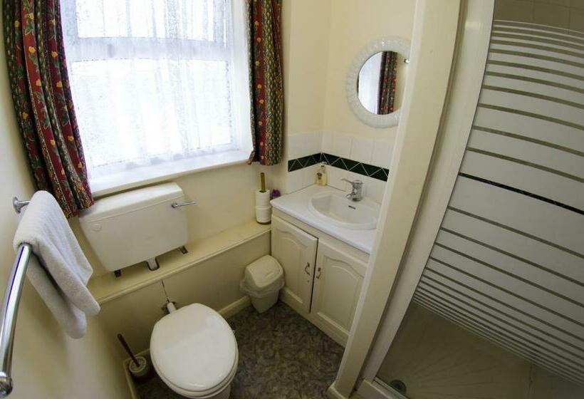 Single Basic Room Shared Bathroom