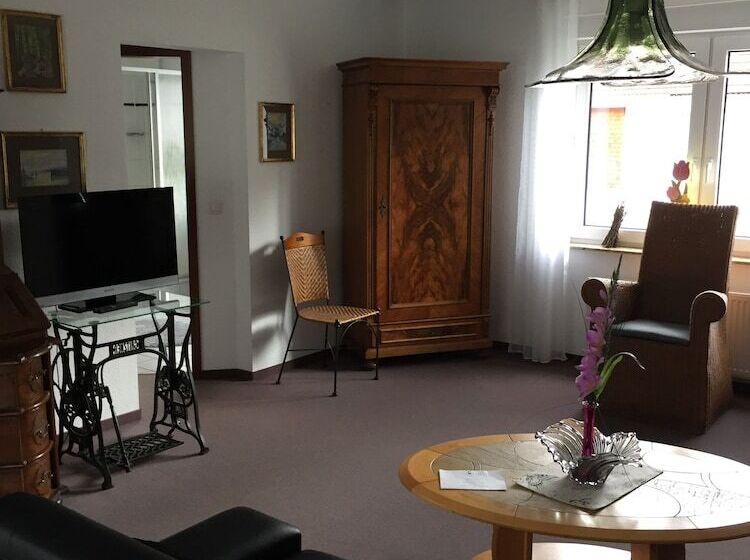 شقة غرفتين, Pension Teutonia