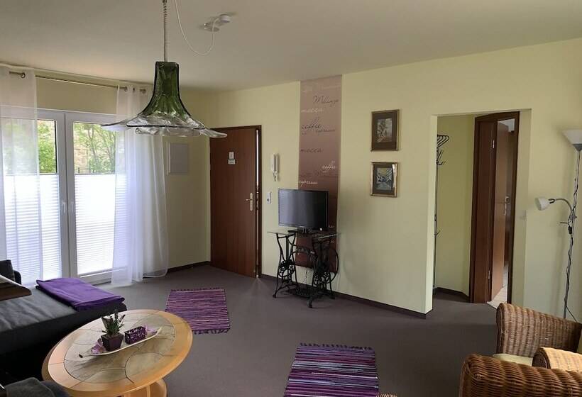 شقة غرفتين, Pension Teutonia