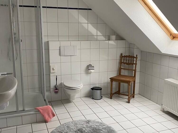 شقة غرفة واحدة, Pension Teutonia