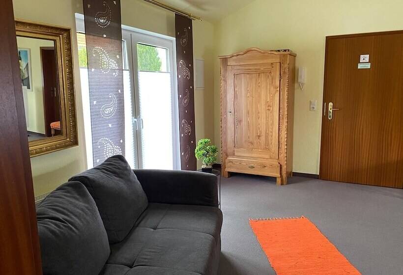 شقة غرفة واحدة, Pension Teutonia