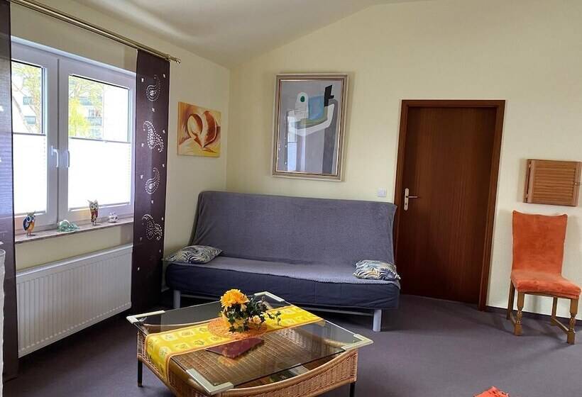 شقة غرفة واحدة, Pension Teutonia