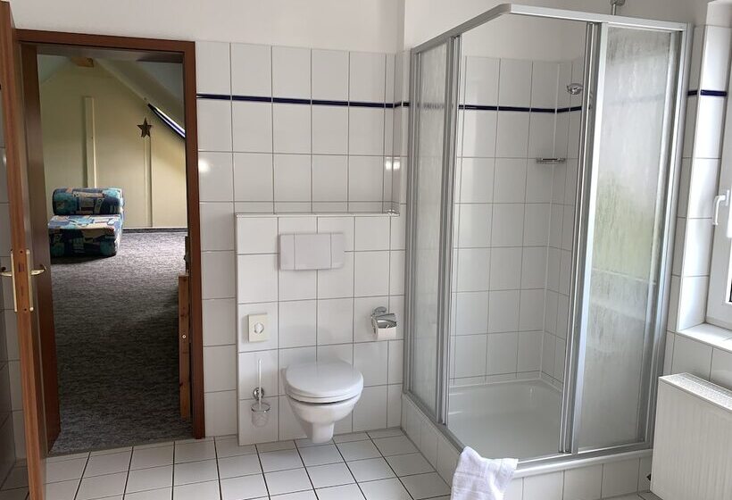 شقة غرفتين, Pension Teutonia