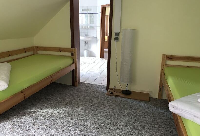 شقة غرفتين, Pension Teutonia