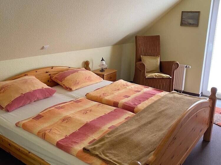 شقة غرفة واحدة, Pension Teutonia