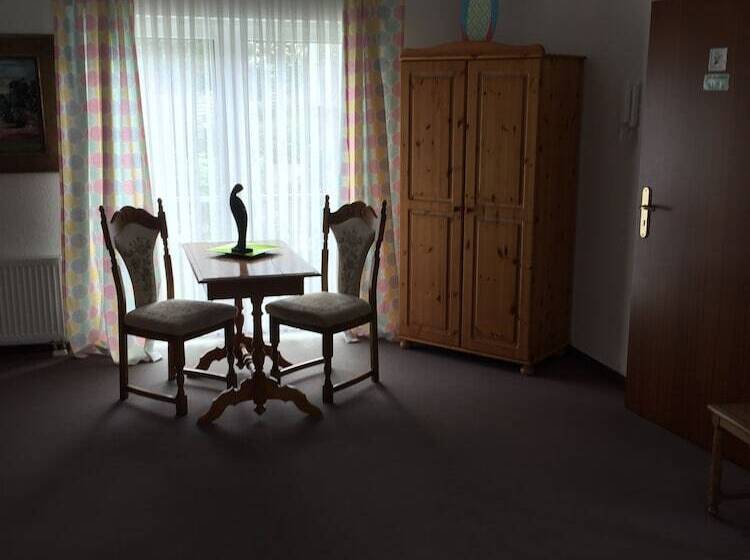 شقة غرفة واحدة, Pension Teutonia