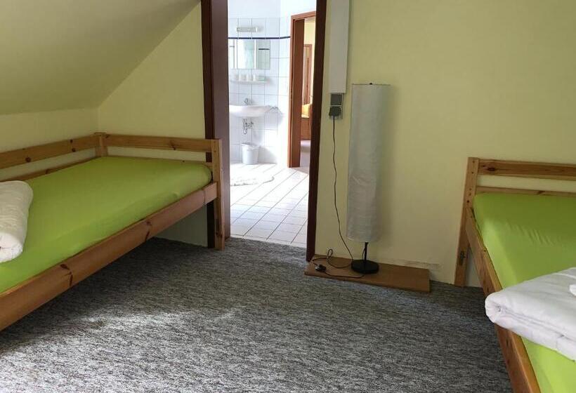 شقة غرفتين, Pension Teutonia