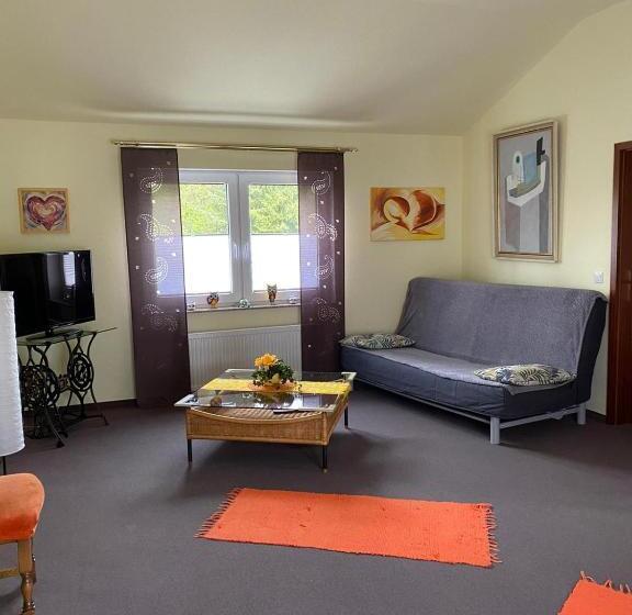 شقة غرفة واحدة, Pension Teutonia