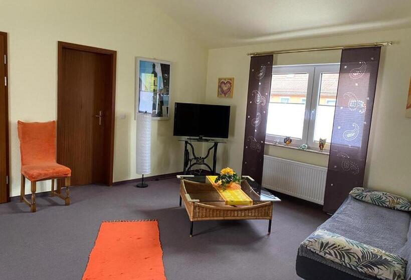 شقة غرفة واحدة, Pension Teutonia