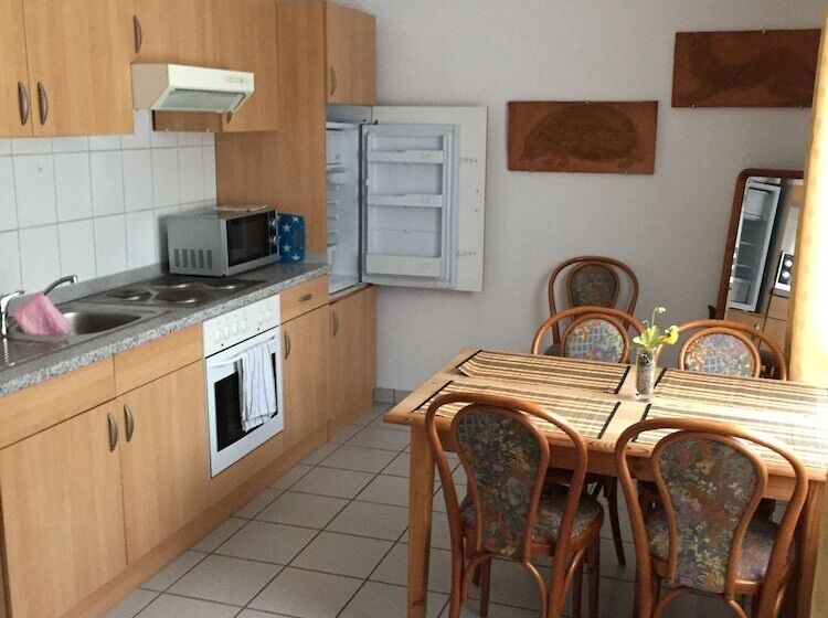 شقة غرفتين, Pension Teutonia