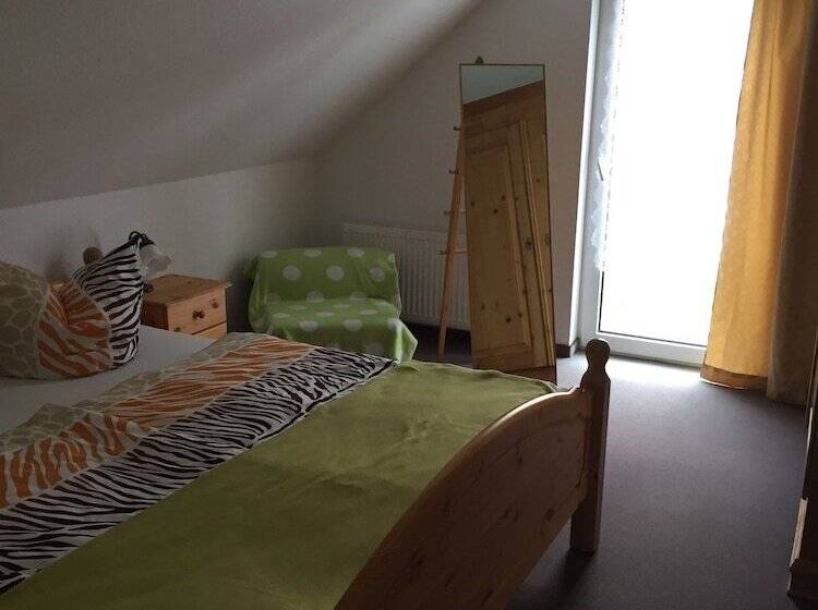 شقة غرفة واحدة, Pension Teutonia