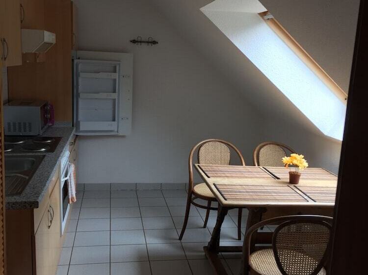 شقة غرفة واحدة, Pension Teutonia