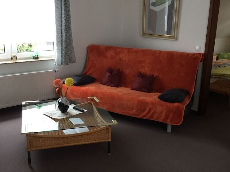 شقة غرفة واحدة, Pension Teutonia