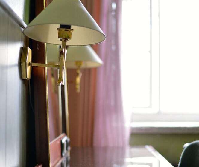 带共用浴室的标准房间, Senate