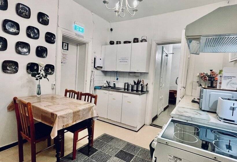 标准三人间共用浴室, Senate