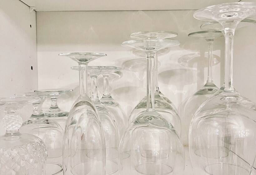 标准三人间共用浴室, Senate