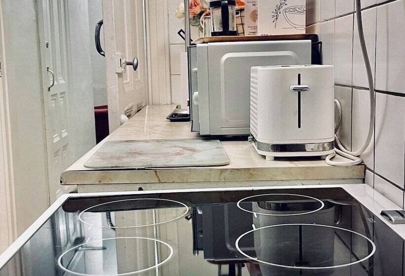 标准三人间共用浴室, Senate