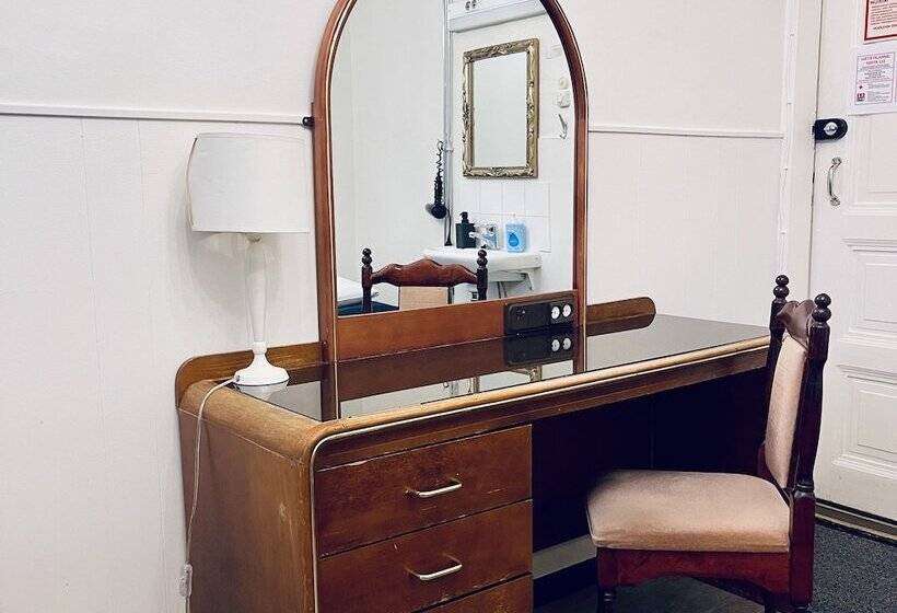 标准单人间共用浴室, Senate