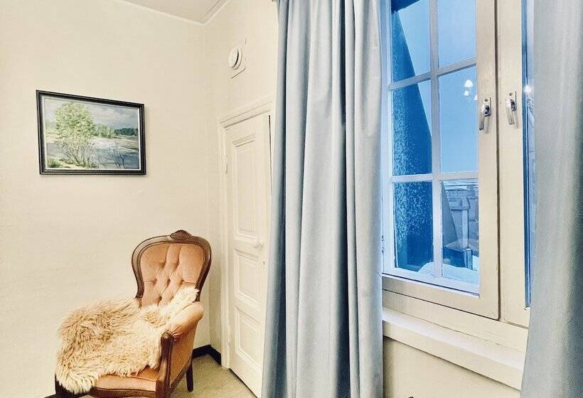 标准单人间共用浴室, Senate